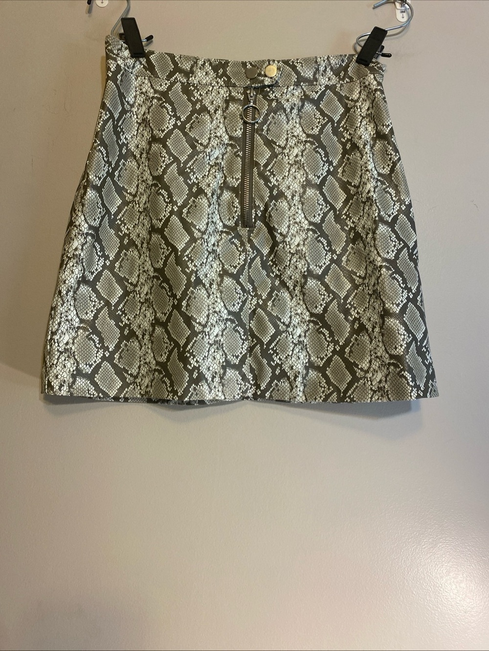 H&Mโ Divided Womens Snake Print Faux Leather Zip Front Mini Skirt Size 4 Lined